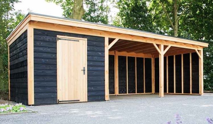 Houten garage met een zwart-witte gevel en open overkapping.